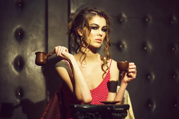 Hezká holka pije kávu v kavárně — Stock fotografie