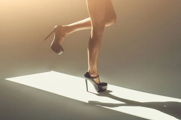Mujeres piernas sexy en zapatos — Foto de Stock