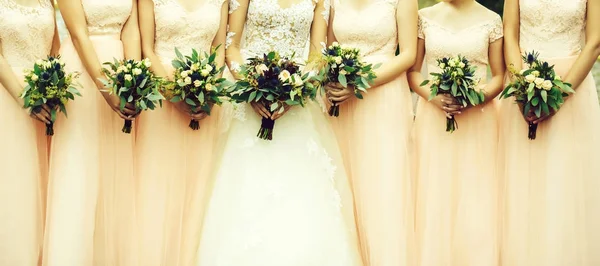 Bridesmaids with beautiful bridal bouquets — Stock Photo, Image