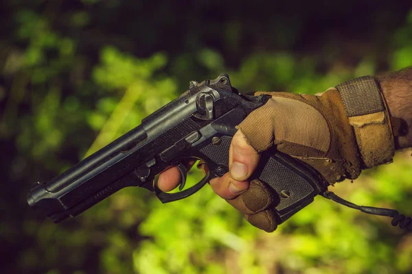 Mannenhand met pistool — Stockfoto