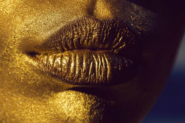 Sexig gyllene metalliserat kvinnliga läppar — Stockfoto