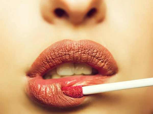 Coloriage des lèvres avec bâton brillant — Photo