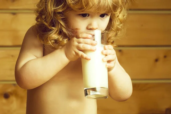 Pequeno menino bebe iogurte — Fotografia de Stock