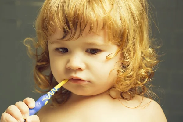 Menino com escova de dentes — Fotografia de Stock