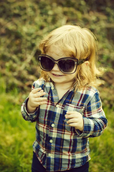 Kleine jongen buiten — Stockfoto