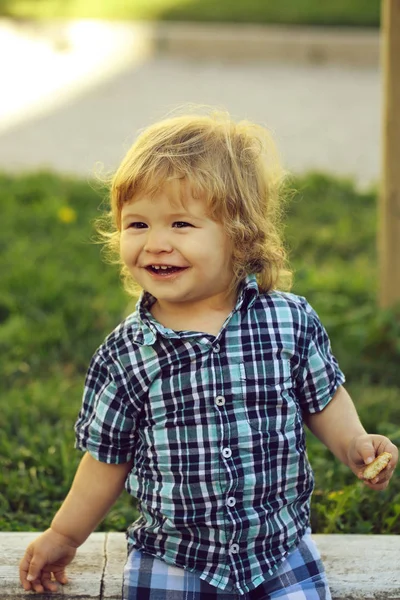 Mignon bébé garçon en plein air — Photo