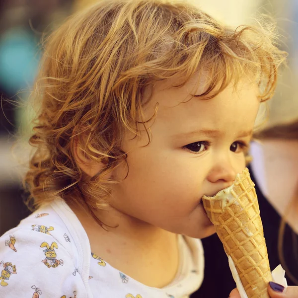 Bambino ragazzo mangiare gelato — Foto Stock