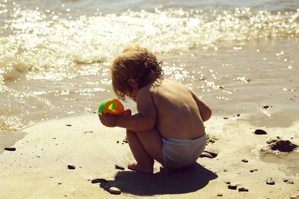 Kleine jongen op strand — Stockfoto