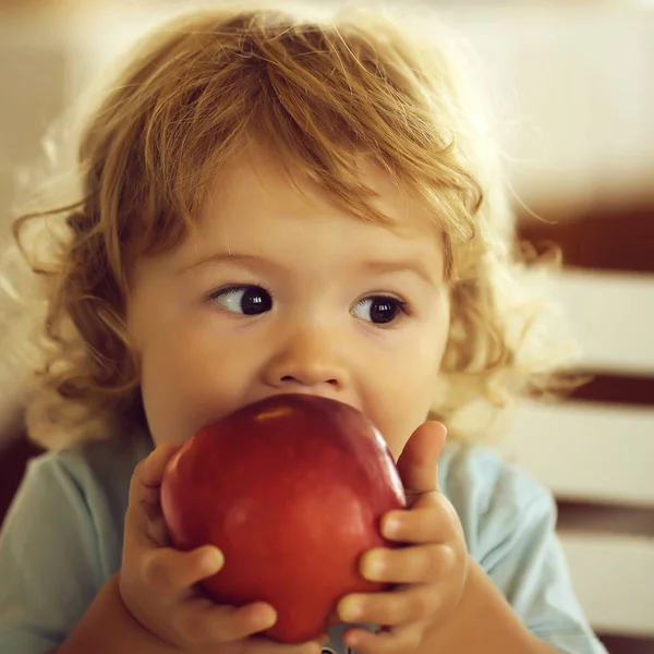 Portret van kind eten apple — Stockfoto