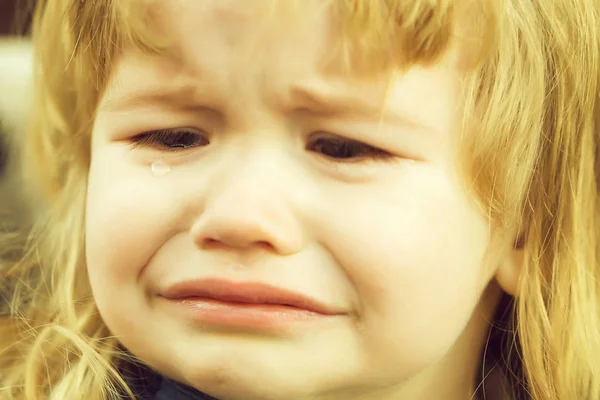 Pequeño niño llora con lágrimas — Foto de Stock