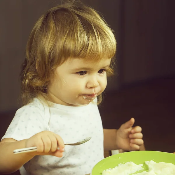 Junge isst Haferbrei — Stockfoto