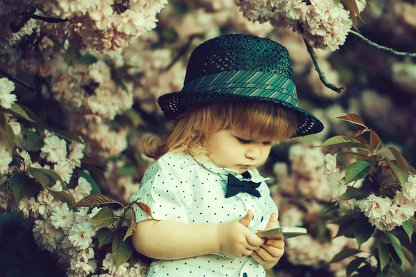 Menino retro com telefone em flor — Fotografia de Stock