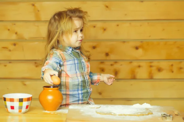 Carino bambino cucina con pasta, farina, uovo e ciotola — Foto Stock