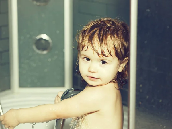 Kleiner Junge unter der Dusche — Stockfoto