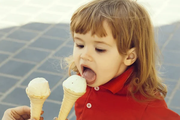 Piccolo ragazzo mangiare gelato — Foto Stock