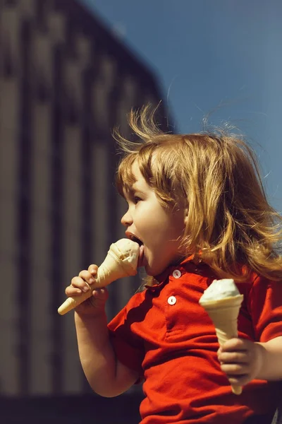 Niño pequeño comiendo helado —  Fotos de Stock