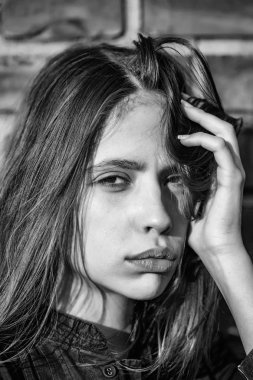 Tuğla duvar güzel kız