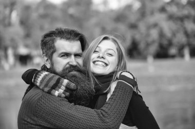 Sonbahar parkında genç bir çift