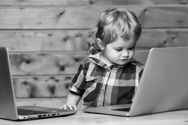 Sevimli çocuk bilgisayarlar üzerinde çalış