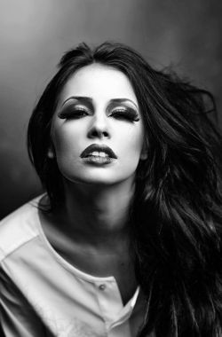 moda parlak turuncu makyaj ile çok seksi kadın