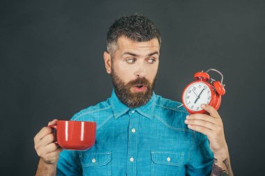 Adam içki sabah kahve veya çay ile çalar saat.
