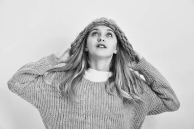 Güzel şık kazaklı sarışın saçlı genç kız, şapka