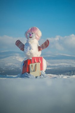 Yeni yıl kardan adam alışveriş çantası ile.