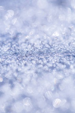 Noel, pencere doku dondurulmuş.