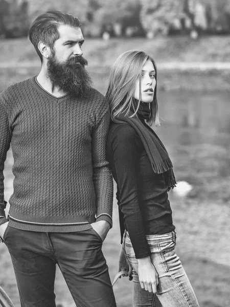 Jovem casal no parque de outono — Fotografia de Stock