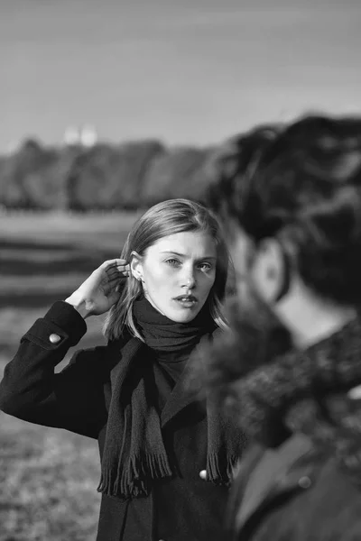 Menina bonita fala com o homem — Fotografia de Stock