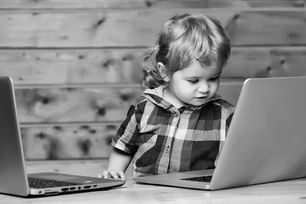 Leuke jongen speelt op computers — Stockfoto