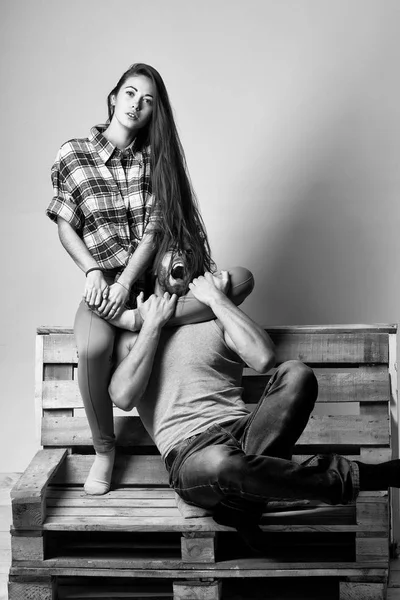 Kız adamla bacak hugs — Stok fotoğraf