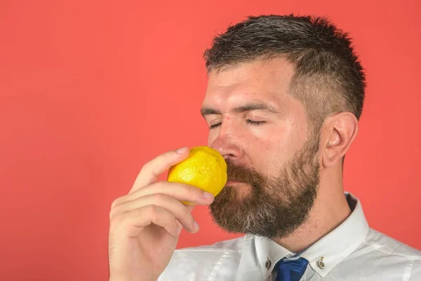 Vitamin citrus på hipster på röd bakgrund. — Stockfoto