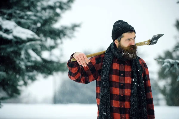 Kerst man met baard houden bijl in winter forest — Stockfoto