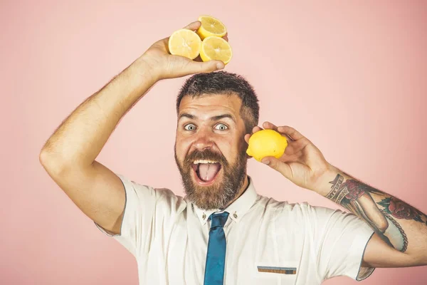 Hombre feliz con barba larga mantenga limón . —  Fotos de Stock