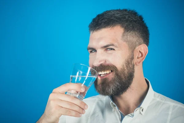 Glücklich Hipster trinken sauberes gesundes Wasser, erfrischend. — Stockfoto