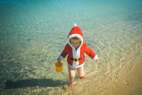 Різдвяна щаслива дитина з відром у воді . — стокове фото