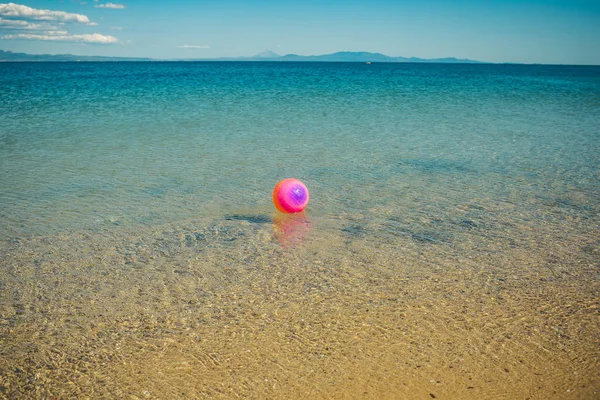 Roze bal zwemmen op zee of oceaan water — Stockfoto