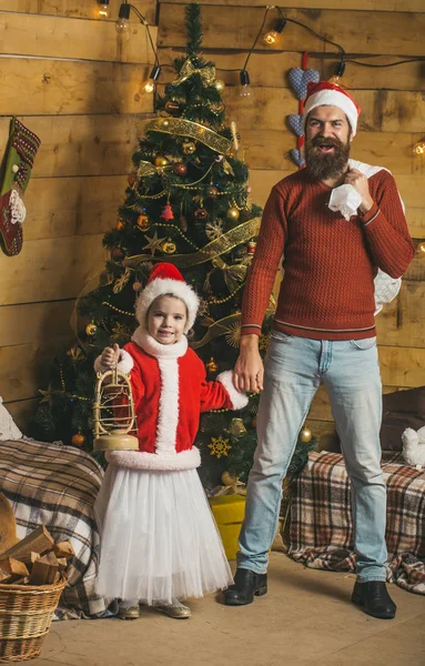Kerst gelukkig kind en vader met speelgoed. — Stockfoto