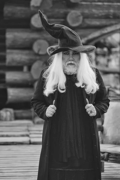 Старий чарівник в дерев'яному кріслі — стокове фото