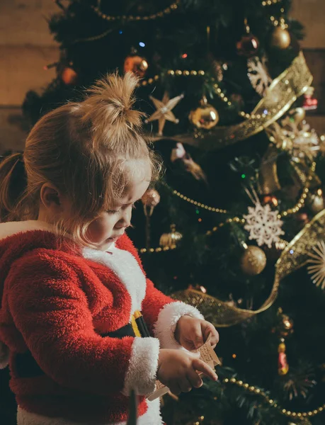 Новогодний мальчик с бумагой . — стоковое фото