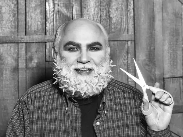 ひげの花はさみを持つ老人 — ストック写真
