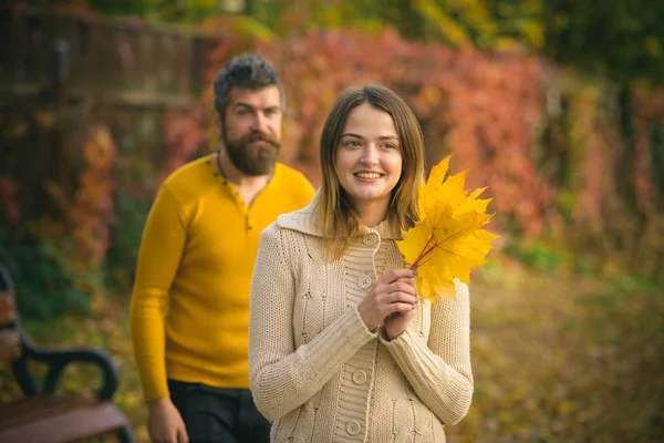 Homem e mulher em folhas de árvore amarelas . — Fotografia de Stock