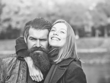 Sonbahar parkında genç bir çift