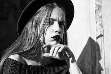 Kırmızı dudaklar ile moda kadın