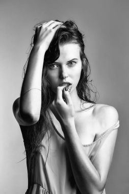 bej renkli elbiseli seksi kız