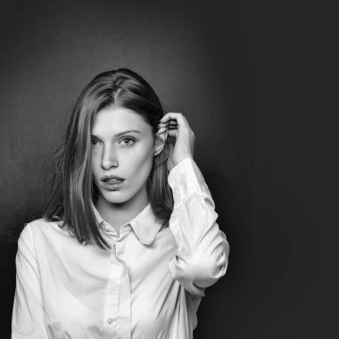 oldukça şık seksi sarışın kız