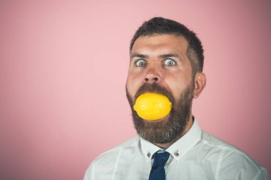 Uzun sakallı limon yemek.