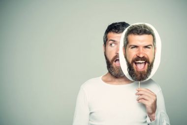 Yenilikçi ve mutlu yüz tabela ile.