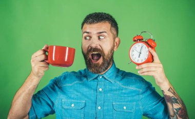 Mutlu adam mulled şarap, yeşil zemin üzerine saat ile.